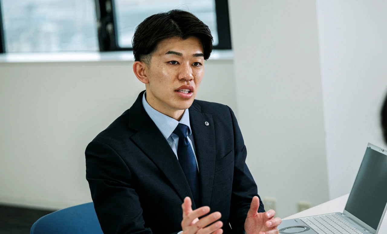 機械の設定作業を行う男性の画像