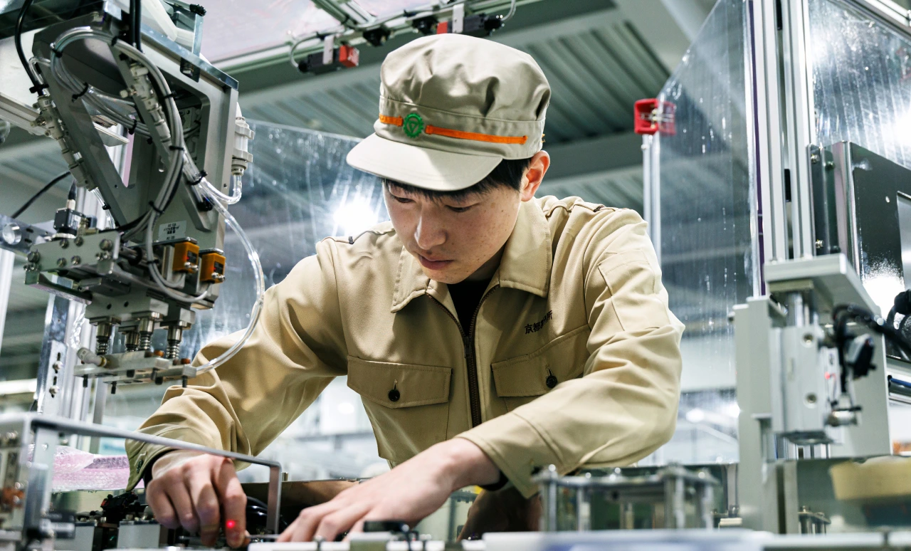 機械の設定作業を行う男性の画像